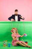 Ретро девушки и мастер на партии винтажные женщины марионетка и человек моды Домохозяйка творческая идея Любовь Сумасшедшие девуш стоковые изображения rf Ретро девушки и мастер на партии винтажные женщины марионетка и человек моды Домохозяйка творческая идея Любовь Сумасшедшие девуш стоковые изображения rf