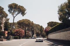 Ретро ралли автомобиля Французский riviera Славные - Канн - St Tropez перемещение карты назначения стеклянное увеличивая стоковое изображение Ретро ралли автомобиля Французский riviera Славные - Канн - St Tropez перемещение карты назначения стеклянное увеличивая стоковое изображение