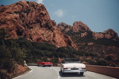 Ретро ралли автомобиля Французский riviera Славные - Канн - St Tropez перемещение карты назначения стеклянное увеличивая стоковые фотографии rf Ретро ралли автомобиля Французский riviera Славные - Канн - St Tropez перемещение карты назначения стеклянное увеличивая стоковые фотографии rf