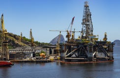 Реформирование башни масла Порт города Niteroi, государства Рио-де-Жанейро Бразилии стоковое фото Реформирование башни масла Порт города Niteroi, государства Рио-де-Жанейро Бразилии стоковое фото