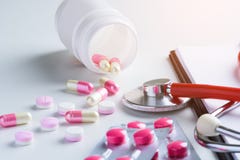 Рецепт медицинский, стетоскоп медицины и пилюльки, шприц, I стоковые изображения rf Рецепт медицинский, стетоскоп медицины и пилюльки, шприц, I стоковые изображения rf