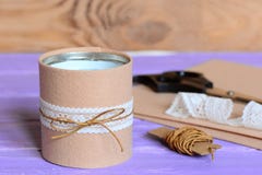 Рециркулированные ручка жестяной коробки и держатель или плантатор карандаша для кухни Быстро, легкий и красивый путь для украшат Стоковое фото RF Рециркулированные ручка жестяной коробки и держатель или плантатор карандаша для кухни Быстро, легкий и красивый путь для украшат Стоковое фото RF