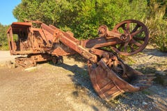 Ржавый старый backhoe, или экскаватор, выведенный вне в природу стоковое изображение Ржавый старый backhoe, или экскаватор, выведенный вне в природу стоковое изображение