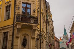 РИГА, ЛАТВИЯ: городской пейзаж идя средневековые улицы старого города в центре Риги, Латвии взгляд нашей дамы церков скорб стоковая фотография РИГА, ЛАТВИЯ: городской пейзаж идя средневековые улицы старого города в центре Риги, Латвии взгляд нашей дамы церков скорб стоковая фотография