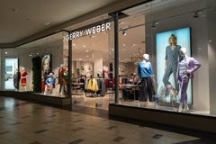 РИГА, ЛАТВИЯ - 4-ОЕ АПРЕЛЯ 2019: Торговый центр альфы магазина Gerry Weber в районе Julga - главной зале сверху стоковые изображения РИГА, ЛАТВИЯ - 4-ОЕ АПРЕЛЯ 2019: Торговый центр альфы магазина Gerry Weber в районе Julga - главной зале сверху стоковые изображения