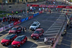 Рига, Латвия - 19-ое мая 2019: Автомобили получая готова для марафона стоковая фотография rf Рига, Латвия - 19-ое мая 2019: Автомобили получая готова для марафона стоковая фотография rf