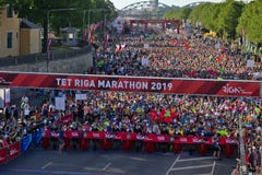 Рига, Латвия - 19-ое мая 2019: Участники марафона Риги TET queuing в начале линия стоковые изображения rf Рига, Латвия - 19-ое мая 2019: Участники марафона Риги TET queuing в начале линия стоковые изображения rf