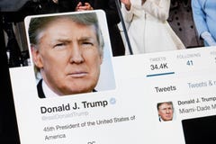 РИГА, ЛАТВИЯ - 2-ое февраля 2017: Президент профиля Twitter Соединенных Штатов Америки Дональд Трамп РИГА, ЛАТВИЯ - 2-ое февраля 2017: Президент профиля Twitter Соединенных Штатов Америки Дональд Трамп
