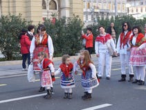 Риека, Хорватия, 3-ье марта 2019 3 красивых маленькой девочки подготавливают для парада масленицы стоковое изображение Риека, Хорватия, 3-ье марта 2019 3 красивых маленькой девочки подготавливают для парада масленицы стоковое изображение