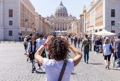 РИМ, ИТАЛИЯ - 27-ОЕ АПРЕЛЯ 2019: Фотоснимки молодой женщины базилика St Peter, Рим, Италия стоковое изображение rf РИМ, ИТАЛИЯ - 27-ОЕ АПРЕЛЯ 2019: Фотоснимки молодой женщины базилика St Peter, Рим, Италия стоковое изображение rf