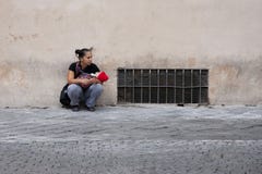 Рим, Италия, 13-ое октября 2011: Бездомная женщина с младенцем просит милостыни стоковая фотография Рим, Италия, 13-ое октября 2011: Бездомная женщина с младенцем просит милостыни стоковая фотография