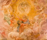 Рим - предположение фрески Vigin в куполке бортовой часовни Giovanni Lanfranco (1613) в Базилике di Sant Agostino (Augustine) стоковое фото rf Рим - предположение фрески Vigin в куполке бортовой часовни Giovanni Lanfranco (1613) в Базилике di Sant Agostino (Augustine) стоковое фото rf