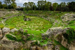 Римский амфитеатр Сиракузы, руин в археологическом парке, Сицилии стоковое фото Римский амфитеатр Сиракузы, руин в археологическом парке, Сицилии стоковое фото