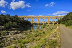 Римский мост-водовод пересекая реку Gardon, Pont du Гар, южную Францию, место наследия, ЮНЕСКО стоковая фотография rf Римский мост-водовод пересекая реку Gardon, Pont du Гар, южную Францию, место наследия, ЮНЕСКО стоковая фотография rf