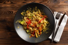 Рис жасмина с цыпленком карри в черной плите на деревянной предпосылке стоковая фотография rf Рис жасмина с цыпленком карри в черной плите на деревянной предпосылке стоковая фотография rf