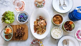 Рис потока с петрушкой, карри свинины положения вида и Stir зажарил свинину запасной нервюры с морковью и огурцом в несущей еды стоковое фото rf Рис потока с петрушкой, карри свинины положения вида и Stir зажарил свинину запасной нервюры с морковью и огурцом в несущей еды стоковое фото rf