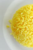 Рис турмерина с горохом бабочки Тайская кухня традиции на белой плите тип тайский Отмелый dept поля Взгляд сверху стоковая фотография rf Рис турмерина с горохом бабочки Тайская кухня традиции на белой плите тип тайский Отмелый dept поля Взгляд сверху стоковая фотография rf