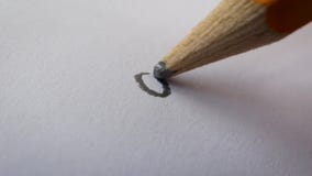 Рисовать карандаша коммерчески „на „в отснятом видеоматериале макро Рисовать карандаша коммерчески „на „в отснятом видеоматериале макро