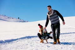 Родительство, мода, сезон и концепция людей - счастливая семья при ребенок на скелетоне идя в зиму outdoors стоковое фото Родительство, мода, сезон и концепция людей - счастливая семья при ребенок на скелетоне идя в зиму outdoors стоковое фото