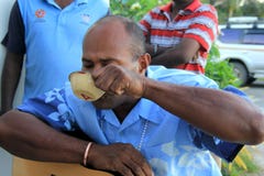 Родные люди празднуя случай с традиционным питьем Kava, Фиджи, 2015 стоковая фотография rf Родные люди празднуя случай с традиционным питьем Kava, Фиджи, 2015 стоковая фотография rf