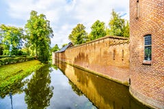 Ров окружая Замок De Haar, замок XIV века совершенно восстановленный в конце девятнадцатого века стоковая фотография Ров окружая Замок De Haar, замок XIV века совершенно восстановленный в конце девятнадцатого века стоковая фотография