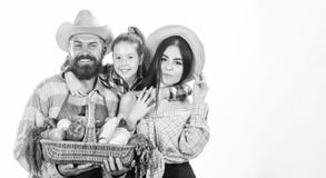 Родители и дочь празднуют концепцию фестиваля сбора сбора Овощи садовников фермеров семьи жмут изолированный стоковая фотография Родители и дочь празднуют концепцию фестиваля сбора сбора Овощи садовников фермеров семьи жмут изолированный стоковая фотография