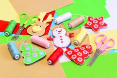 Рождественская елка орнаментирует diy Рождественская елка войлока, звезда, снеговик, северный олень diy, покрасила поток, войлок стоковое изображение rf Рождественская елка орнаментирует diy Рождественская елка войлока, звезда, снеговик, северный олень diy, покрасила поток, войлок стоковое изображение rf