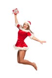 Рождество, x-mas, зима, концепция - усмехаясь женщина в шляпе хелпера santa при подарочная коробка, скачка счастья для утехи изол стоковое фото Рождество, x-mas, зима, концепция - усмехаясь женщина в шляпе хелпера santa при подарочная коробка, скачка счастья для утехи изол стоковое фото