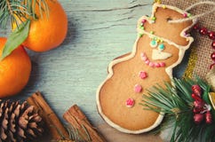 Рождество, состав Нового Года с конусами человека пряника, Tangerines, ели, сосны и циннамоном Сияющий праздник Стоковое Изображение RF Рождество, состав Нового Года с конусами человека пряника, Tangerines, ели, сосны и циннамоном Сияющий праздник Стоковое Изображение RF