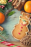 Рождество, состав Нового Года с тросточками человека пряника, Tangerines, ели, циннамона и конфеты Сияющий праздник Стоковая Фотография Рождество, состав Нового Года с тросточками человека пряника, Tangerines, ели, циннамона и конфеты Сияющий праздник Стоковая Фотография
