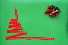 Рождественская елка сделанная красной ленты, рему, ангела на зеленой предпосылке Новый Год принципиальной схемы рождества стоковая фотография Рождественская елка сделанная красной ленты, рему, ангела на зеленой предпосылке Новый Год принципиальной схемы рождества стоковая фотография