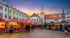 Рождественская ярмарка в главной площади на заходе солнца, Словакии Братиславы Стоковые Изображения Рождественская ярмарка в главной площади на заходе солнца, Словакии Братиславы Стоковые Изображения