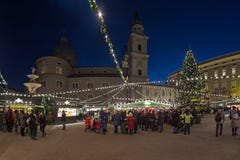 Рождественская ярмарка на квадрате Residenzplatz в Зальцбурге, Австрии стоковая фотография rf Рождественская ярмарка на квадрате Residenzplatz в Зальцбурге, Австрии стоковая фотография rf