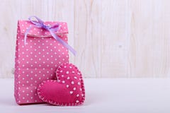 Розовая сумка с точками польки и handmade сердцем сделанными из войлока Концепция дня женщин, знамя, космос экземпляра, пробел стоковое фото rf Розовая сумка с точками польки и handmade сердцем сделанными из войлока Концепция дня женщин, знамя, космос экземпляра, пробел стоковое фото rf