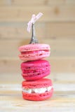 Розовое Macarons на деревянной предпосылке с маленькой Эйфелевой башней на верхней части, любов и романтичной концепции, Валентай стоковая фотография Розовое Macarons на деревянной предпосылке с маленькой Эйфелевой башней на верхней части, любов и романтичной концепции, Валентай стоковая фотография