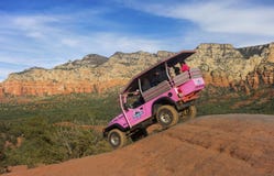 Розовый виллис с корабля местности дороги около Sedona Аризоны стоковая фотография Розовый виллис с корабля местности дороги около Sedona Аризоны стоковая фотография