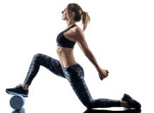 Ролик пены фитнеса pilates женщины работает изолированный силуэт Стоковое Фото Ролик пены фитнеса pilates женщины работает изолированный силуэт Стоковое Фото