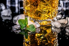 Ром и виски напитка алкоголя винтажный с льдом и мятой на черной предпосылке отражения напиток концепции роскошный стоковые изображения rf Ром и виски напитка алкоголя винтажный с льдом и мятой на черной предпосылке отражения напиток концепции роскошный стоковые изображения rf