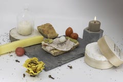 Романтичная еда, элегантные блюда, ужин при свечах, блюдо сыров и аперитив стоковая фотография rf Романтичная еда, элегантные блюда, ужин при свечах, блюдо сыров и аперитив стоковая фотография rf