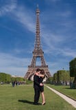 Романтичное молодое объятие пар совместно перед ‚Eiffel Tower〠стоковое изображение rf Романтичное молодое объятие пар совместно перед ‚Eiffel Tower〠стоковое изображение rf