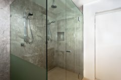 Роскошная зона ливня bathroom современных дома или гостиницы стоковое изображение Роскошная зона ливня bathroom современных дома или гостиницы стоковое изображение