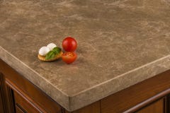 Роскошная кухня с коричневым countertop гранита Концепция гранита встречная стоковые фотографии rf Роскошная кухня с коричневым countertop гранита Концепция гранита встречная стоковые фотографии rf