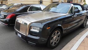 Роскошный Rolls Royce припаркованный перед казино Монте-Карло Роскошный Rolls Royce припаркованный перед казино Монте-Карло