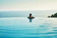 Роскошный курорт Женщина ослабляя в бассеине Каникулы перемещения лета стоковые фото Роскошный курорт Женщина ослабляя в бассеине Каникулы перемещения лета стоковые фото