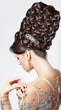 Роскошь. Фотомодель с ультрамодным Updo - заплетенный t стоковые изображения rf Роскошь. Фотомодель с ультрамодным Updo - заплетенный t стоковые изображения rf
