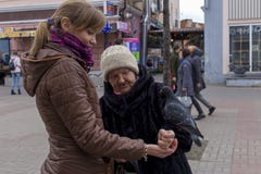 Россия, Москва, может 1, 2018, женщины подавая голуби в улице, редакционной стоковая фотография Россия, Москва, может 1, 2018, женщины подавая голуби в улице, редакционной стоковая фотография