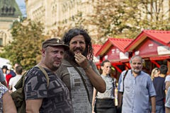 Россия, Москва, 4-ое августа 2018, зверские люди идя вниз с улицы в толпе, редакционной стоковая фотография Россия, Москва, 4-ое августа 2018, зверские люди идя вниз с улицы в толпе, редакционной стоковая фотография