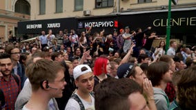 РОССИЯ, МОСКВА - 12-ОЕ ИЮНЯ 2017: Ралли против коррупции организованной Navalny на улице Tverskaya E РОССИЯ, МОСКВА - 12-ОЕ ИЮНЯ 2017: Ралли против коррупции организованной Navalny на улице Tverskaya E