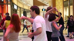 Россия, Новосибирск 8-ое августа 2015 Люди держа руки и танцуя в рынке в slowmotion 1920x1080 сток-видео Россия, Новосибирск 8-ое августа 2015 Люди держа руки и танцуя в рынке в slowmotion 1920x1080 сток-видео