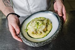 Россия, Санкт-Петербург, 03 17 2019-Chef подготавливает палтуса под сельдереем в кухне ресторана стоковые фотографии rf Россия, Санкт-Петербург, 03 17 2019-Chef подготавливает палтуса под сельдереем в кухне ресторана стоковые фотографии rf